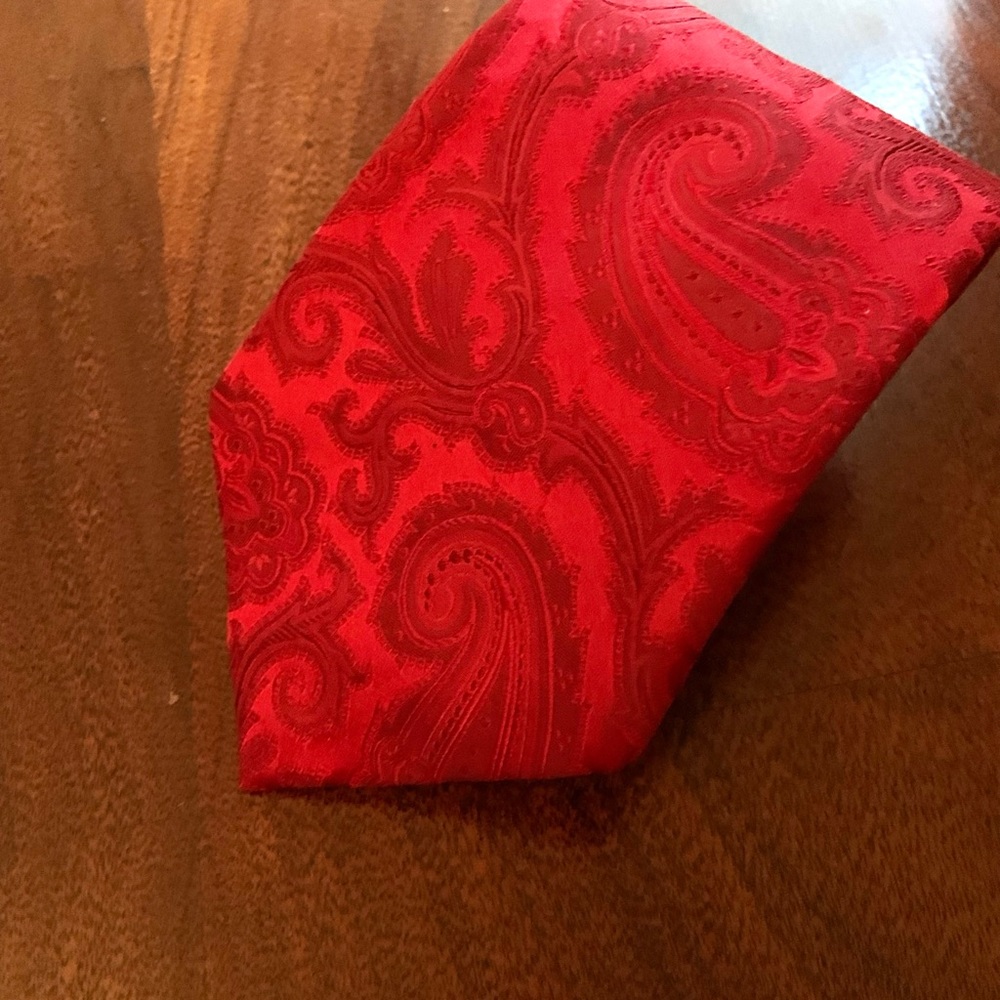 Donald J Trump red paisley tie 100% Silk hand made. Signature collection.